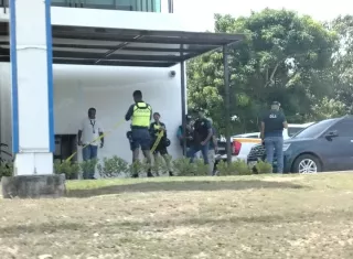 Dejó $15 mil en el carro mientras hacía diligencia bancaria y se los robaron