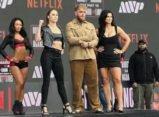 Ronda Rousey (centro-izquierda) y Gina Carano (derecha). 