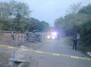 El automóvil fue interceptado por una patrulla policial debido a la forma en que se desplazaba por la vía; posteriormente, huyó y perdió el control.