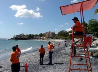 Emiten alerta verde por fuertes oleajes en el Caribe panameño.