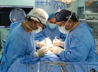 La mujer permanece estable en la unidad de cuidados intensivos, bajo sedación y monitoreo constante, mientras el cerebro se desinflama y evoluciona favorablemente durante el proceso postoperatorio. 