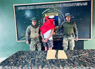 El sujeto fue detenido y el arma decomisada.  /  Foto: Senafront