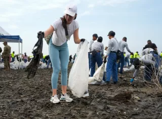 La actividad se dio en medio de la Semana del Reciclaje y reunió a cientos de voluntarios, estudiantes, grupos ambientales y funcionarios.