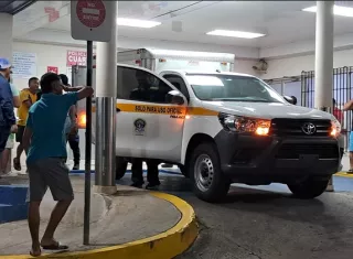 Los heridos fueron sacados del lugar y llevados a la policlínica JJ Vallarino, pero no resistieron.  Foto: Alexander Santamaría.