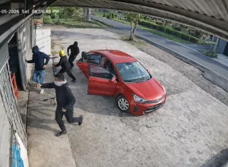 El robo fue captado en video.  /  Imagen mejorada: IA Copilot