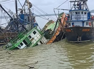 La decisión de no salir a pescar y utilizar los barcos para tareas de búsqueda se tomó en medio de intensas discusiones y reclamos por parte de la familia de "Pollo" Ponce.  Foto Eric Montenegro