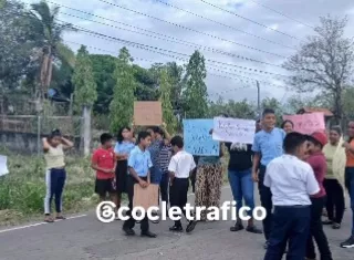 Los estudiantes cerraron la vía como medida de presión 