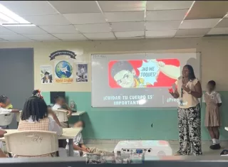 Psicólogos y trabajadores sociales conversaron con los estudiantes sobre cómo identificar conductas inapropiadas y la importancia de pedir ayuda cuando algo les haga sentir incómodos o asustados.