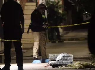Los vecinos escucharon las detonaciones y al salir de sus casas observaron el cuerpo del hombre tirado en el piso. 