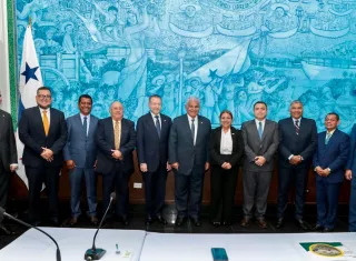 El encuentro se dio en el Salón Paz, lejos de cámaras y actos públicos. Junto al mandatario estuvieron los ministros Juan Carlos Orillac, de la Presidencia, y Felipe Chapman, de Economía y Finanzas, además de asesores del Ejecutivo. 