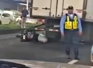 El camión le paso por encima.  /  Captura de video
