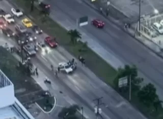 Dos sicarios en moto acabaron con un sujeto que se transportaba en un auto, tipo sedán, en pleno tranque de la Tumba Muerto. 