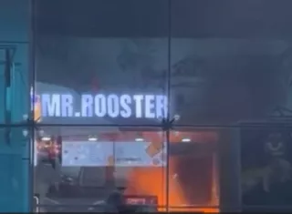El incendio fue declaradao en el restaurante Mr. Rooster 