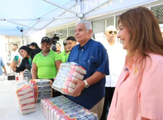 En Alcalde Díaz el movimiento de cobra de productos baratos inició temprano.  El presidente José Raúl Mulino estuvo allí 