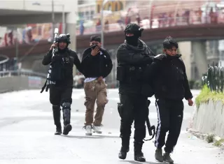 Integrantes de la Policía de Bolivia detienen a manifestantes este viernes, en La Paz (Bolivia). Foto: EFE 