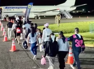 El embarque se realizó bajo supervisión oficial, con acompañamiento en tierra y verificación de documentos antes del abordaje. 