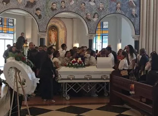 El templo lleno, el pecho vacío: Despiden a fiscal asesinada por expareja