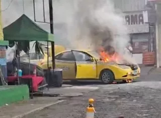 El vehículo fue removido en grúa para permitir el restablecimiento del flujo vehicular en la zona.  /  Foto:  Eric Montenegro