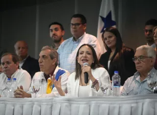 a líder opositora venezolana y Premio Nobel de la Paz 2025, María Corina Machado (c). /Foto: EFE