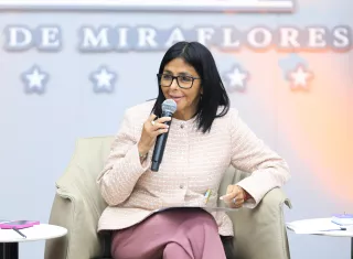 Delcy Rodríguez, hablando durante un acto de gobierno. 
