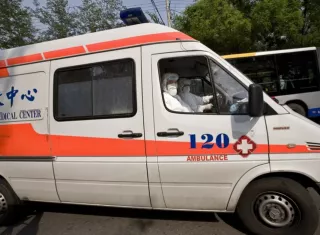 Ambulancias acuden a las labores de rescate. Foto: EFE