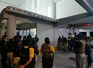 Durante las inspecciones realizadas en siete comercios, los inspectores del Mitradel identificaron a dos hombres procedentes de Colombia y España que mantenían un estatus laboral irregular. Foto: Cortesía 