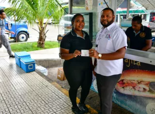  Entregan carnet de manipuladores de alimentos a expendedores de alimentos en la ZLC. 