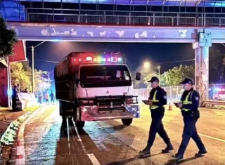 El conductor del camión permaneció en la escena.  /  Foto: periodistac4