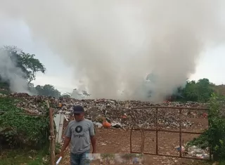 El humo del vertedero afecta la salud de los vecinos. 