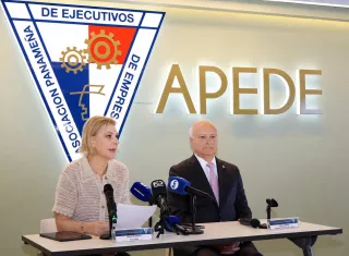 La presidenta de APEDE, Giulia De Sanctis y el presidente de la Comisión de Turismo de APEDE, Raúl Jiménez.