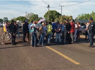 La manifestación, que se extendió por más de tres horas, generó afectaciones en el tránsito vehicular y complicaciones para estudiantes, docentes y trabajadores que intentaban llegar a sus destinos.