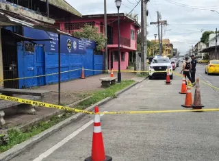 El estudiante estaba afuera del plantel educativo cuando fue atacado por un pistolero.  