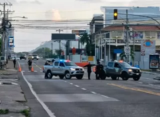 El hecho ocurrió en medio de la vía. / Imagen generada con IA Copilot