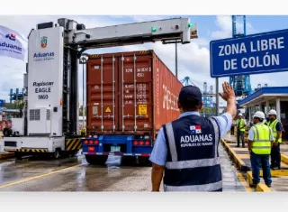En el acto también se firmó el documento oficial que formaliza la entrega de los equipos al Estado panameño.