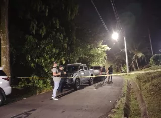 el cadáver fue abandonado en un herbazal ubicado en la orilla de la vía.  /  Foto:  Diómedes Sánchez