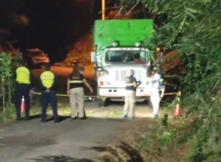 Conductor de camión recolector aplasta a su propio compañero