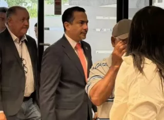Ell procurador Luis Rudy Gomez llega al Registro Público. 