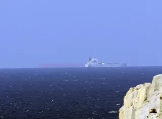 Fotografía de archivo de un buque cruzando el Estrecho de Ormuz, en Omán. Foto: EFE