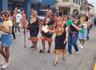 Las delegaciones partieron desde la calle 13 de la avenida Central y recorrieron el parque hasta llegar a la calle Primera