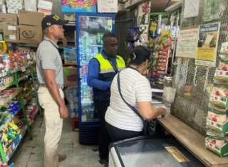 Durante el recorrido se brindó orientación a los propietarios y encargados de los diversos locales comerciales visitados.