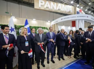 Durante el acto, el mandatario panameño acompañó al primer ministro griego, Kyriákos Mitsotákis, y posteriormente ambos encabezaron la apertura del pabellón de Panamá. 