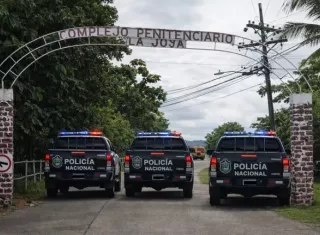 Tres policías heridos durante fuga de internos tras motín en La Joyita