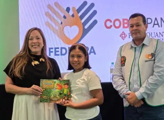 Maru Gálvez (izq.), gerente de Relaciones Públicas de Cobre Panamá y Josué Trotman (d), gestor social de Fedhupa.