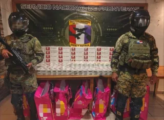Las pacas de cigarrillos eran transportadas a pie en 7 bolsas grandes.  /  Foto: Senafront