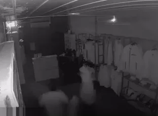 La cámara siguió grabando el hurto en medio de la oscuridad.  /  Captura de video