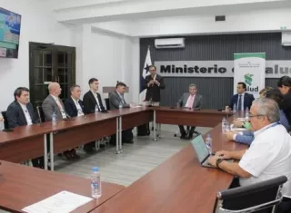 La reunión fue encabezada por el viceministro Manuel Zambrano, quien recibió a representantes de varias empresas dedicadas a la fabricación de medicamentos.