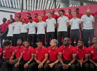 La Selección de Fútbol de Panamá y el cuerpo técnico previo a la salida del aeropuerto de Tocumen. Foto: EFE