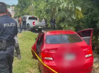 En medio de la huida el conductor perdió el control y chocó el carro.  /  Foto: PN