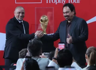 El brasileño Roberto Carlos (i) acompañado del mexicano Hugo Sánchez, muestran la Copa del Mundial 2026. Foto: EFE