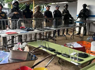 Se decomisaron se decomisaron dos armas de fuego y más de 150 teléfonos celulares, entre otros artículos. Foto: Cortesía